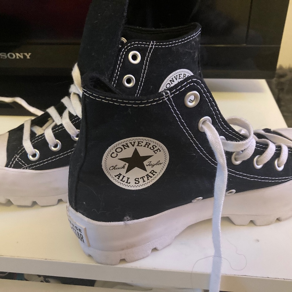 HIGH TOP PLATFORM BLACK AND WHITE WOMAN CONVERSE CHUCKS